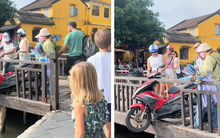 Thuê xe máy để tự đi chơi ở Hội An, 2 vị khách Tây gặp tình huống "hú hồn"