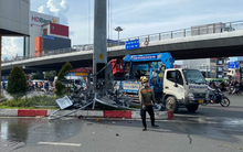 TPHCM: Rơi dàn đèn 'khổng lồ' tại ngã tư Hàng Xanh, một người bị thương nặng