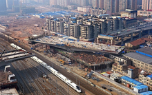 Xây cầu vượt 17.000 tấn rồi xoay ‘ngon ơ’ trên không trung cao 15m, tàu bên dưới vẫn hoạt động êm ru, Trung Quốc khiến thế giới trầm trồ thán phục