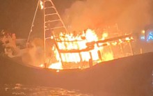 Tàu cá bốc cháy ngùn ngụt trên biển, 12 ngư dân cầu cứu