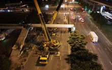 Toàn cảnh trắng đêm lắp dầm cầu bộ hành đầu tiên của tuyến metro số 1