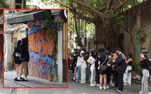 Hà Nội: Chen chân xếp hàng chỉ để chụp ảnh với... bức tường, tranh cãi vì vấn đề gây ùn tắc
