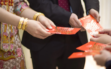 Thấy đồng nghiệp cũ không đi đám cưới cũng chẳng gửi tiền mừng, cô dâu đòi “phong bì”, lý lẽ khiến ai cũng “á khẩu”