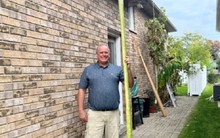 Quả bí xanh dài hơn 2,5m phá kỷ lục thế giới