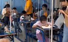 Bức ảnh ở bệnh viện nhi khiến người lớn nín lặng: Học sinh giờ "vất vả" hơn nhân viên văn phòng thật!