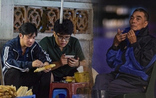 Người Hà Nội mặc áo rét, lấy khăn quàng, ăn ngô nướng trong gió lạnh đầu mùa