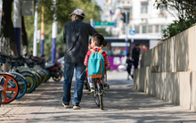 Từng bán nhà lo cho cháu nội, đến lúc cháu đi học, con trai muốn bố mẹ về quê vì không thích sống chung