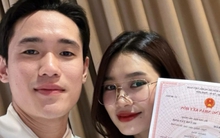 Trung vệ điển trai nhất U23 Việt Nam khoe giấy đăng ký kết hôn với vợ làm ngân hàng