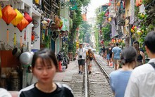 Khách du lịch vẫn bất chấp nguy hiểm, tạo dáng chụp ảnh ở phố "cà phê đường tàu"