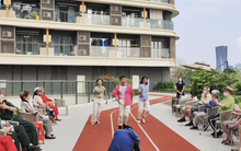 Khi người trẻ sống tại viện dưỡng lão: Chi phí rẻ thay cho tiền thuê nhà, chăm sóc người cao tuổi 1 tiếng/ngày