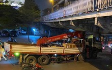 Xe cẩu mắc kẹt sau khi tông vào dầm cầu Long Biên, 2 người bị thương