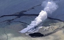 Núi lửa dưới đáy biển phun trào giúp Nhật Bản có thêm một hòn đảo mới