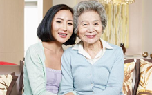 Bỏ 16 triệu đồng/tháng thuê bảo mẫu nhưng không biết làm việc nhà, cụ bà 75 tuổi vẫn không đuổi việc vì 1 câu nói