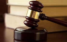 Đề nghị truy tố hai đối tượng vận chuyển hơn 1 triệu đô la Mỹ giả