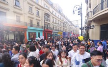 Phố đi bộ châu Âu đông nghịt người đón Giáng sinh sớm