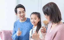 Khi con được ai đó khen ngợi, nếu đáp lại như này thì bạn là bậc cha mẹ cực kỳ KHÔN KHÉO