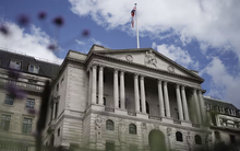 Các ngân hàng lớn ở phương Tây đồng loạt giữ nguyên lãi suất