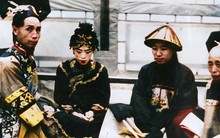 Bộ ảnh ghi lại cận cảnh quá trình "xuất giá" của tiểu thư quý tộc nhà Thanh: Ấn tượng mũ đội đầu của cô dâu