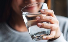 Uống nước ấm mỗi sáng là “tiên dược” cho sức khỏe, nhưng sẽ hóa “độc dược” nếu cứ uống theo 3 kiểu này