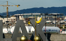 Không có vé máy bay lẫn hộ chiếu, vẫn bay từ Đan Mạch tới Mỹ