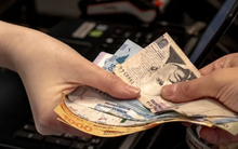 Argentina phá giá đồng Peso hơn 50% như một phần cải cách kinh tế khẩn cấp