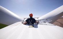 Ngành nghề hot đang khát nhân lực, kiếm 2 tỷ đồng/năm mà không cần bằng đại học, luôn được làm bạn với mây trời