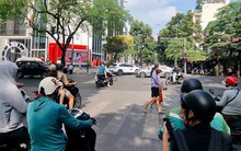 Người Hà Nội mặc đồ cộc ra đường vào giữa mùa đông