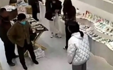 "Sau khi chứng kiến cảnh mẹ mua giày cho con gái, tôi mới hiểu vì sao một số trẻ lớn lên không biết ơn"