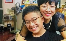 Đang dừng đèn đỏ thì bị vỗ lưng, con trai MC Thảo Vân có hành động khiến mẹ được khen: Dạy con khéo quá!