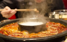 Nhân viên nhà hàng Trung Quốc chịu án 12 năm tù vì tái sử dụng dầu ăn thừa trong lẩu