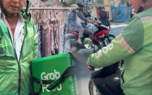 Mặt đỏ, giọng như say rượu, bác xe ôm già bị hủy chuyến, khóa app và sự thật đau lòng phía sau