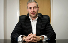 Bị giám đốc ngân hàng chê ‘quá non’ và khước từ cho vay, 18 năm sau người đàn ông quay lại mua đứt nơi từng từ chối mình