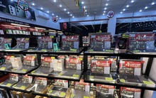 Hàng công nghệ đua nhau giảm giá, điện thoại flagship Samsung rớt giá sâu