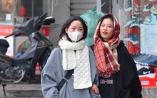Không khí lạnh đổ bộ, người Hà Nội mặc áo ấm, quàng khăn kín mít ra đường