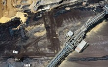 Nằm một mình một chỗ, quốc gia này có "vận may trời ban" với thứ nhiên liệu “bẩn nhất thế giới” nhưng khi gió đổi chiều, ngay lập tức có "ngôi sao" khác thế chân