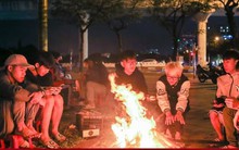 Người Hà Nội đốt lửa sưởi ấm trong đêm rét đậm đầu tiên