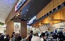 Noel sớm: Hàng ăn uống nườm nượp, khu mua sắm vắng tanh