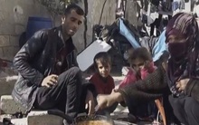 Dải đất Gaza tan hoang bởi bom đạn, người dân chặn xe chở hàng cứu trợ để lấy đồ