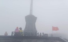 Nhiệt độ xuống 2 độ C, mưa rét, sương mù bao phủ Sa Pa