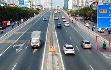 Bất chấp nguy hiểm, xe ôm lao vun vút lên đường Vành đai 3 trên cao bắt khách