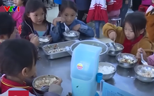 Vụ học sinh "ăn mì tôm chan cơm": Trò nói chưa no, thầy bảo ăn tiếp đi nhưng... chỉ còn cơm