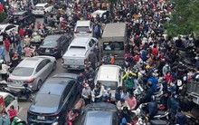 Bức ảnh gây tranh cãi: Bộ cấm thi HSG cấp tiểu học thì phụ huynh "chạy sô" cho con thi quốc tế