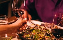 Nghiên cứu hơn 100.000 người phát hiện ăn tối sau khung giờ này làm tăng 28% nguy cơ đột quỵ