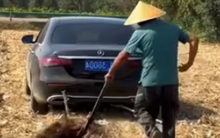 Độc lạ: Dùng xế hộp bạc tỷ xuống ruộng thay cho trâu cày, bác nông dân khiến dân mạng xuýt xoa