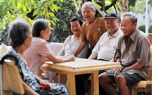 Họp lớp sau hơn 30 năm, cụ ông U60 quyết định không bao giờ “tái diễn”: Lý do quá phũ phàng nhưng thực tế