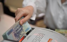 Lãi suất tiết kiệm 'chạm đáy', cho vay vẫn cao