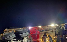 Va chạm với xe tải trên cao tốc, xe đầu kéo rơi xuống cầu