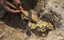 8 công nhân bất ngờ đào được vàng miếng ở công trường, tiện tay mang về nhà... vài ngày sau cảnh sát ập đến bắt giữ vì lý do không ngờ