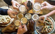 Họp lớp cuối năm, tôi ‘ngượng tím người’ khi bạn cười nhạo vì đi taxi, gói đồ ăn thừa, chỉ đến khi chồng tôi đến đón họ mới sáng mắt