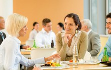 Đi ăn cùng sếp, cuối bữa kẻ ngốc mới tranh trả tiền, người EQ cao làm điều này gây ấn tượng đặc biệt